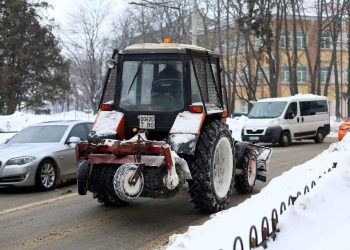 Хто прибирає сніг у тернопільських дворах