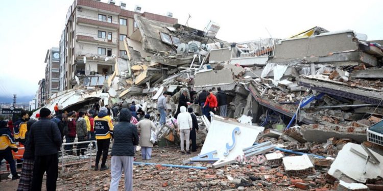 П’ятеро українців можуть перебувати під завалами у Туреччині