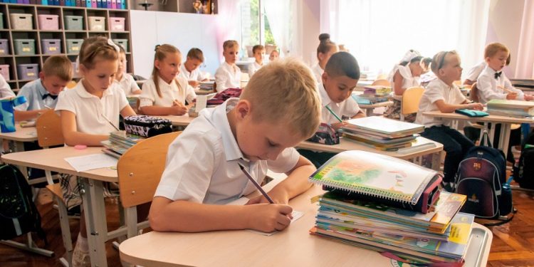 Чи закриють школи і дитсадки 23-24 лютого на Тернопільщині