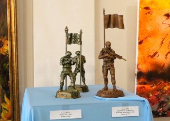Виставку, приурочену річниці повномасштабного вторгнення росії, відкрили у Тернополі