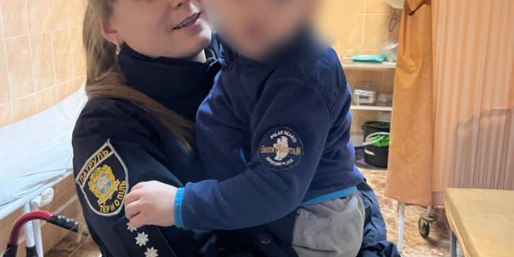 До двох п’яних чоловіків із малюком у колясці викликали поліцію