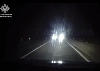 Водій легковика дивом не врізався в автомобіль патрульних на Тернопільщині