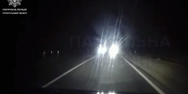 Водій легковика дивом не врізався в автомобіль патрульних на Тернопільщині