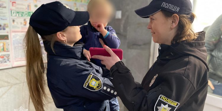 До двох п’яних чоловіків із малюком у колясці викликали поліцію