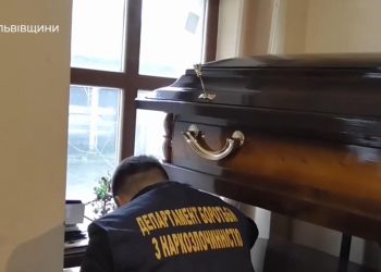 У бюро ритуальних послуг жив і зберігав заборонену зброю уродженець Тернопільщини