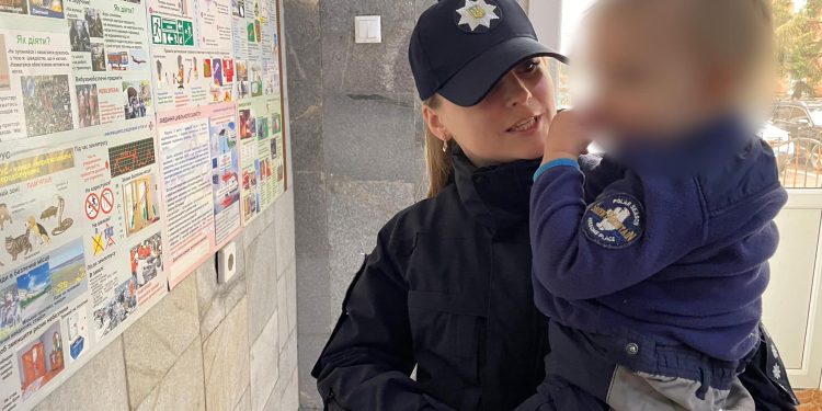 До двох п’яних чоловіків із малюком у колясці викликали поліцію