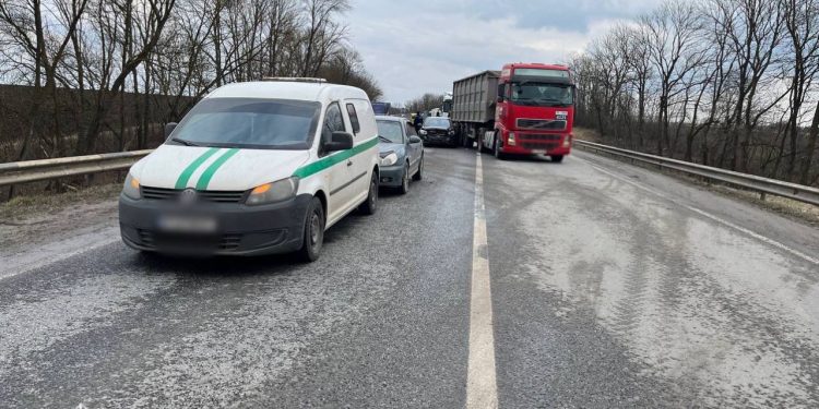 Рух ускладнений через масштабну аварію неподалік села Ступки