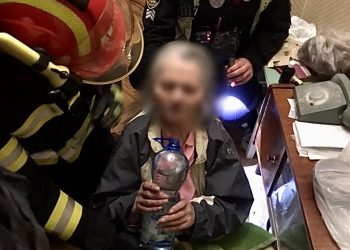 Із замкненої квартири визволяли знесилену жінку у Тернополі