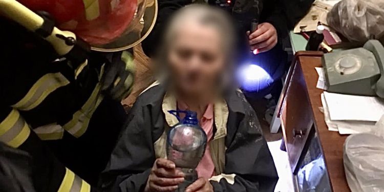 Із замкненої квартири визволяли знесилену жінку у Тернополі