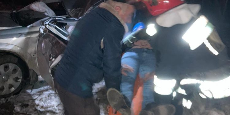 Із розтрощеної автівки на Чортківщині водія визволяли рятувальники
