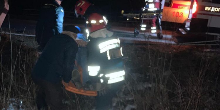Із розтрощеної автівки на Чортківщині водія визволяли рятувальники