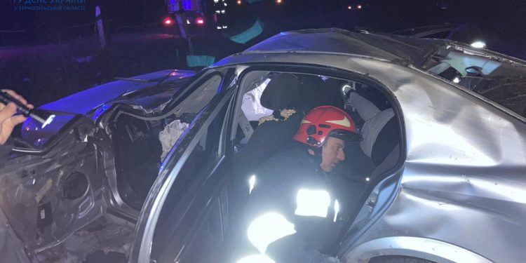 Із розтрощеної автівки на Чортківщині водія визволяли рятувальники