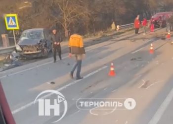 Частини автівок розкидало по дорозі: масштабна аварія трапилась в Озерній