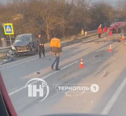 Частини автівок розкидало по дорозі: масштабна аварія трапилась в Озерній