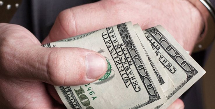 Аби відкупитися від відповідальності, п’яний водій мікроавтобуса запропонував поліцейським гроші на Тернопільщині