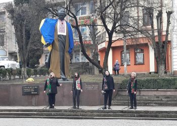 У вишиванку з Краматорська одягнули Кобзаря у Бережанах