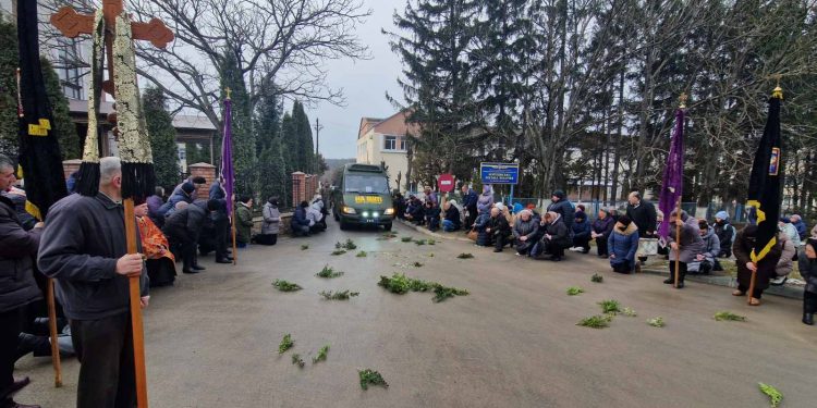 Із воїном Миколою Бойчуком прощаються у Борщівській громаді