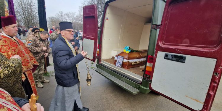 Із воїном Миколою Бойчуком прощаються у Борщівській громаді