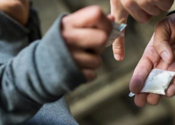 Двох чоловіків зі згортками наркотиків виявили у Тернополі