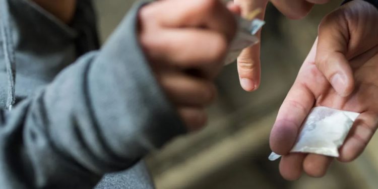 Двох чоловіків зі згортками наркотиків виявили у Тернополі