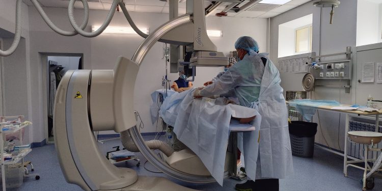 Від загрози інсульту врятували пацієнтку тернопільські лікарі завдяки унікальній операції