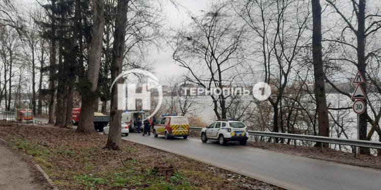 Про утоплення у Тернопільському ставі повідомили медикам і рятувальникам