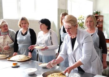 Просвітянки заснували кулінарний клуб “Галицьке вариво”, щоб готувати для бійців