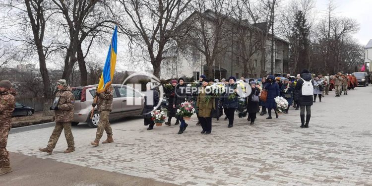 Із військовим Тарасом Мудриком прощаються у Тернополі