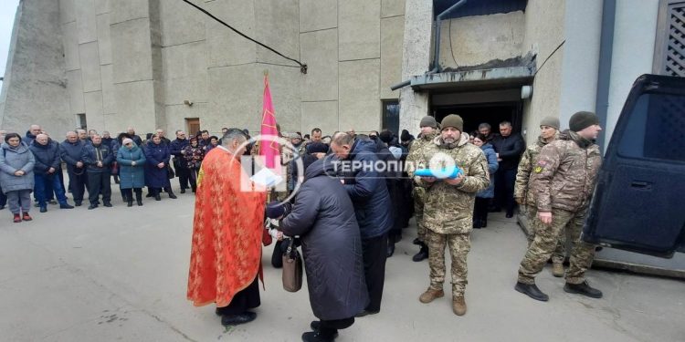 Із військовим Тарасом Мудриком прощаються у Тернополі
