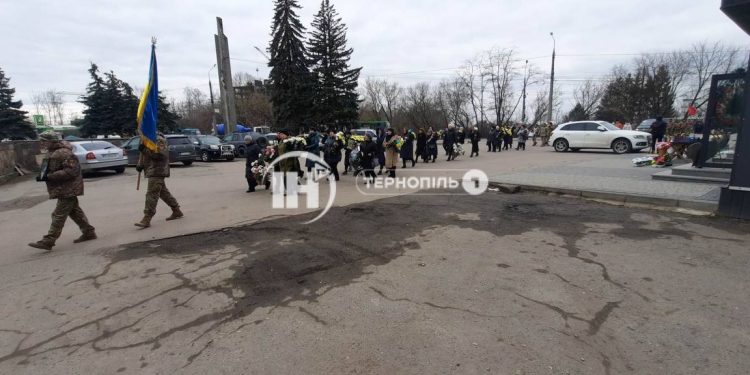 Із військовим Тарасом Мудриком прощаються у Тернополі