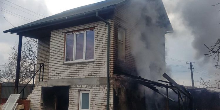 Дачний будинок спалахнув неподалік Тернополя