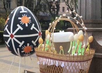 Велетенську писанку розмалюють під час великоднього фестивалю в Тернополі