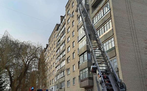 Дворічну дитину із замкненої квартири визволяли рятувальники у Тернополі