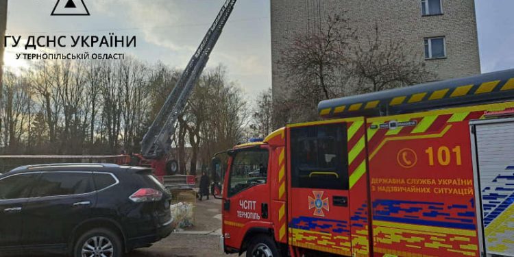 Дворічну дитину із замкненої квартири визволяли рятувальники у Тернополі