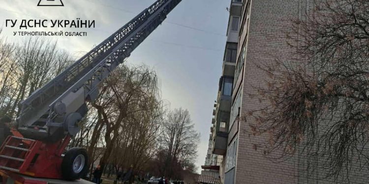 Дворічну дитину із замкненої квартири визволяли рятувальники у Тернополі
