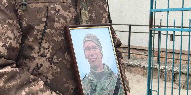 Із військовим Віталієм Рибальським прощаються у Тернополі