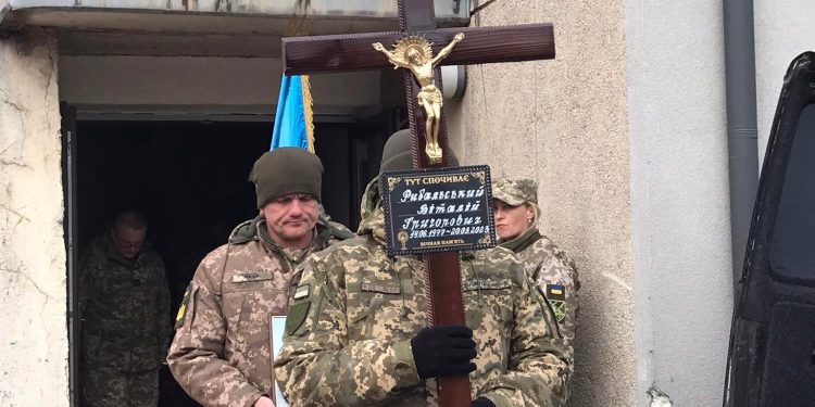 Із військовим Віталієм Рибальським прощаються у Тернополі