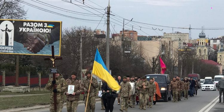 Із військовим Віталієм Рибальським прощаються у Тернополі