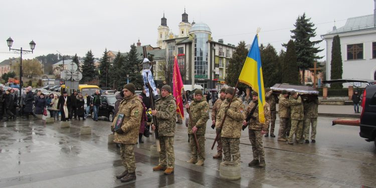 Із військовим Володимиром Чорним попрощалися на Кременеччині