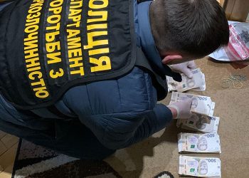 Під час затримання наркоторговець накинувся з ножем на правоохоронців у Тернополі