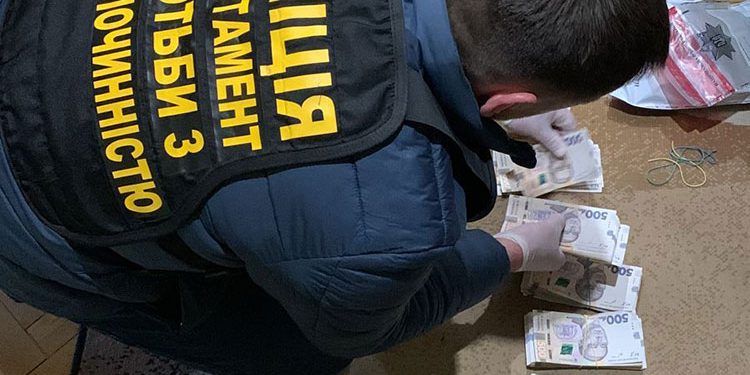 Під час затримання наркоторговець накинувся з ножем на правоохоронців у Тернополі