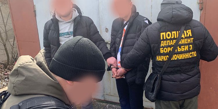 Під час затримання наркоторговець накинувся з ножем на правоохоронців у Тернополі