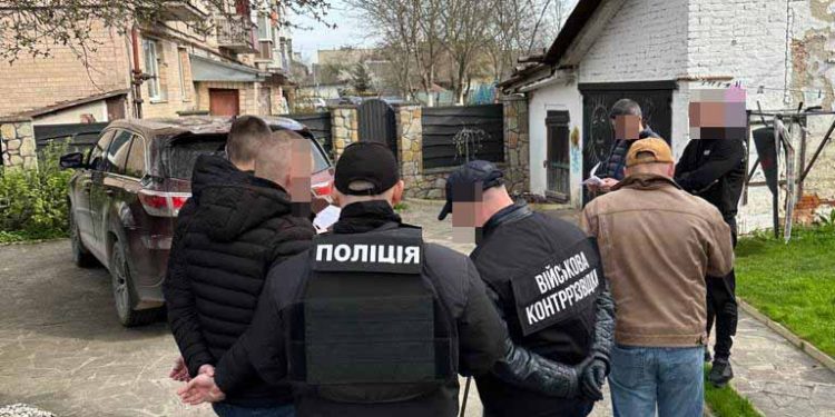 У незаконному перевезенні військовозобов’язаного через кордон підозрюють тернополянина