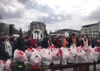 600 великодніх пакунків роздали потребуючим у тернопільському “Карітасі”