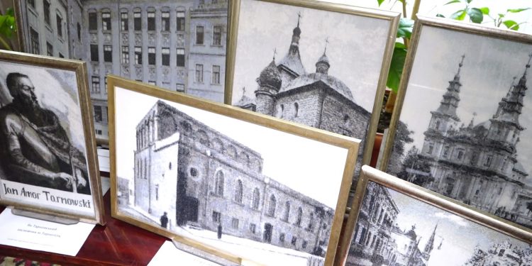 Унікальні вишиті світлини давніх місцин Тернополя презентували до дня заснування міста