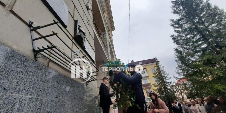 Меморіальну дошку військовому Роману Стецюку встановили на фасаді тернопільської школи №3