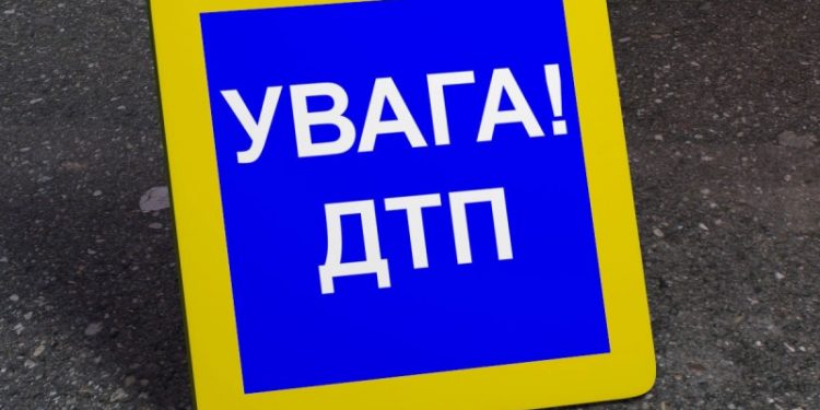 Водій легкового автомобіля зіткнувся з двома вантажівками на Тернопільщині