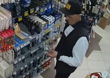 Чоловіка, який обікрав магазин, розшукують у Тернополі