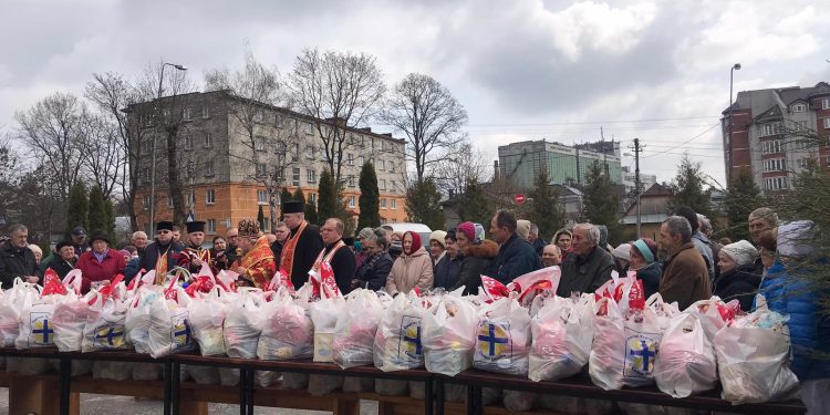 600 великодніх пакунків роздали потребуючим у тернопільському “Карітасі”