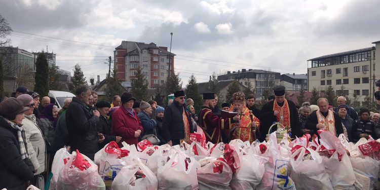 600 великодніх пакунків роздали потребуючим у тернопільському “Карітасі”